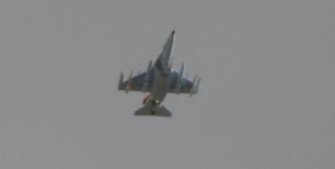 央视新闻报道，当地时间3月2日，美国中央司令部发布声明称，三架美国F-15E战斗