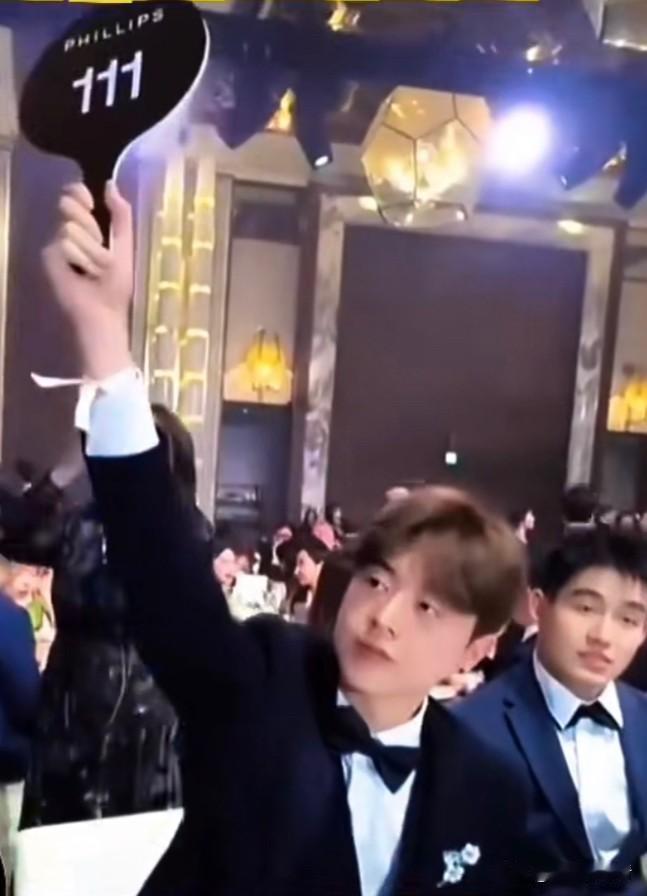 于会长去香港参加慈善晚宴,带了大儿子一起去,还带了李主任和现在的男友,这三位男