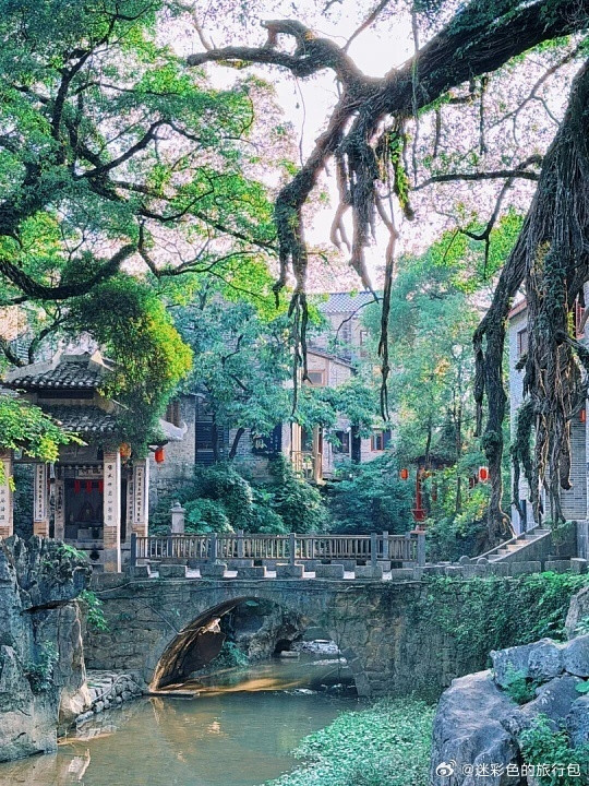 屡次被央视推荐的广西黄姚古镇太适合盛夏避暑。隐匿深山坐拥别致喀斯特山水，成片明清