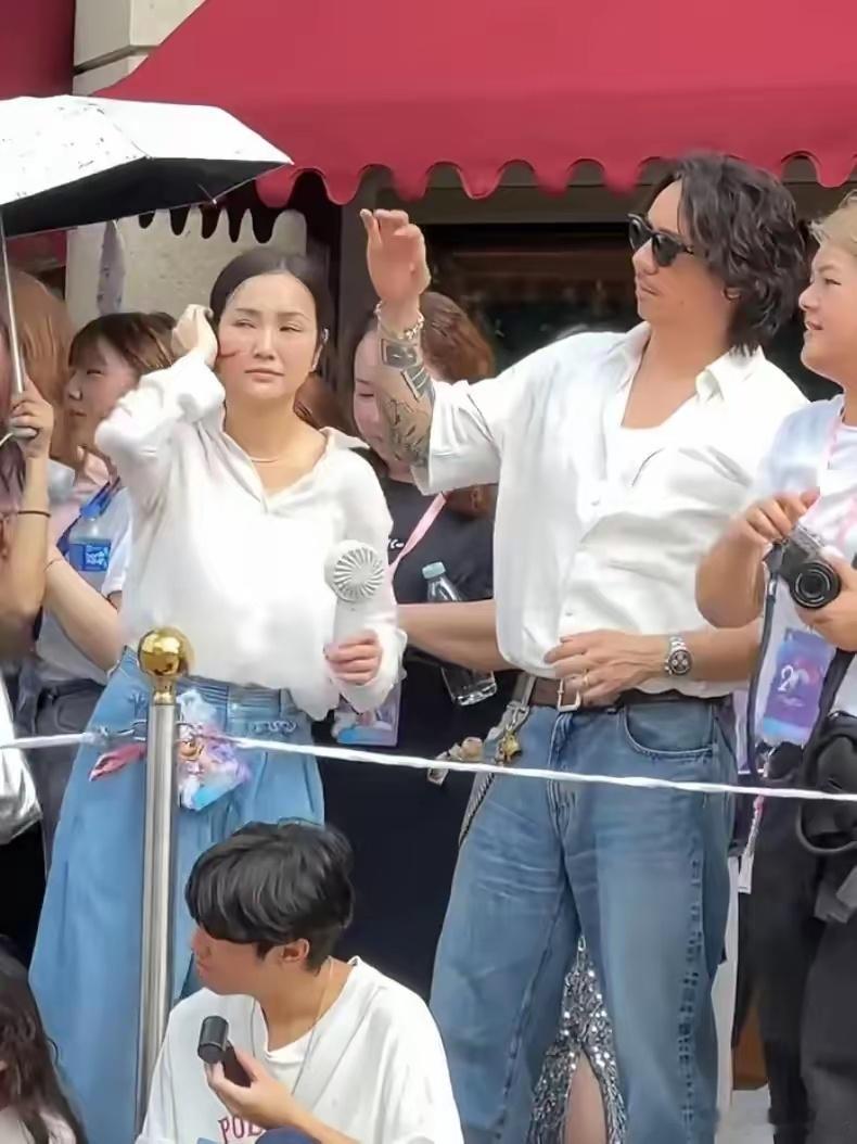 谢安琪张继聪一家游迪士尼，18岁大儿子颜值不如爸妈，女儿很可爱​​​
