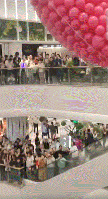 这是昨天跨年夜一位山西网友拍到的一家商场内目测大约有几百人等着抢气球，气球一