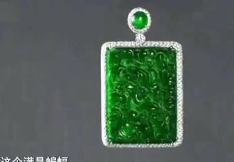 武汉一女子戴着老公花了7400万购买的翡翠玉牌来节目上鉴宝，专家接过翡翠后，一哆