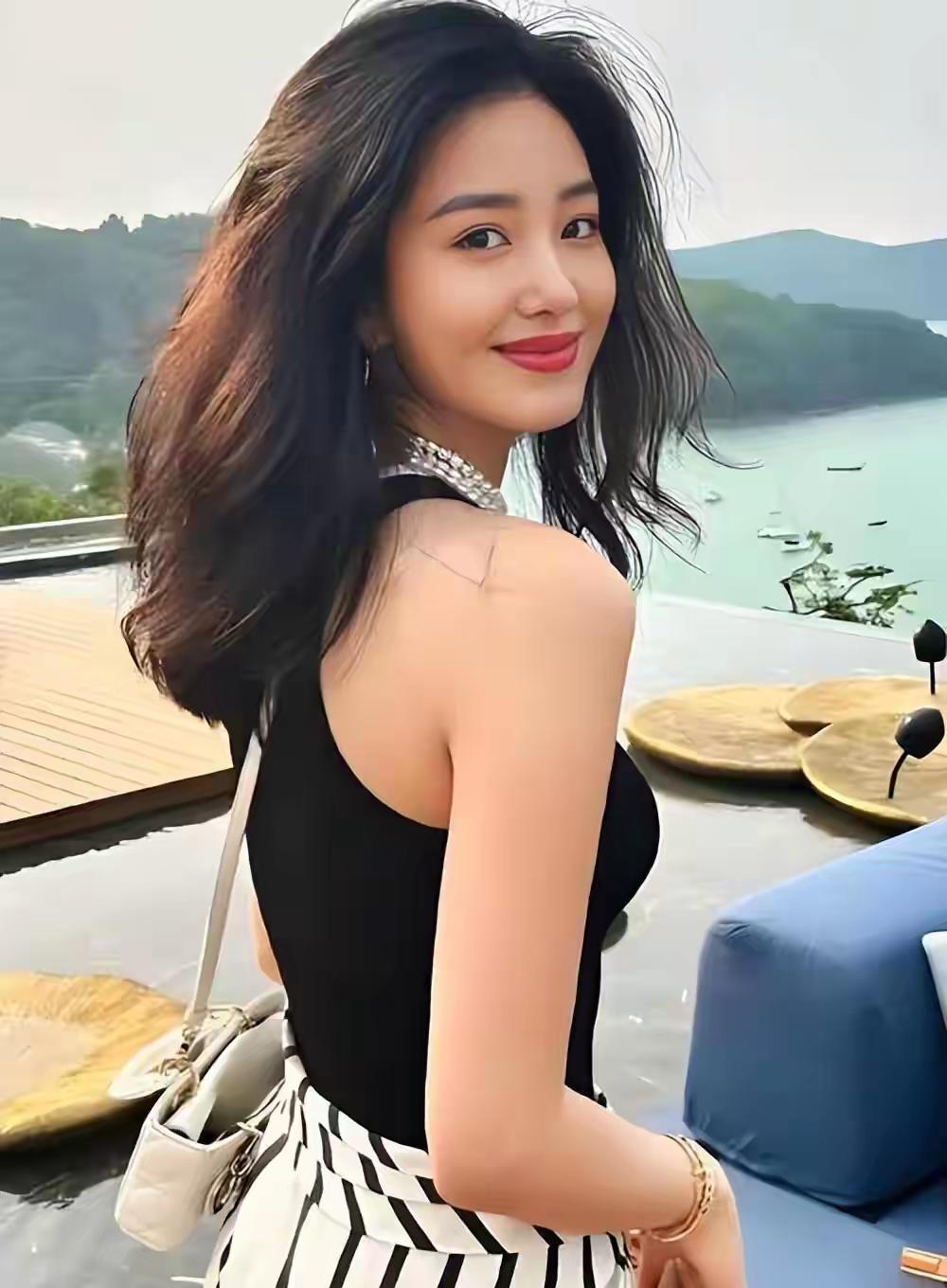 杨采钰曾因和刘亦菲干爹陈金飞的忘年恋深陷舆论，被贴资源咖标签，分手后资源大跌遭唱