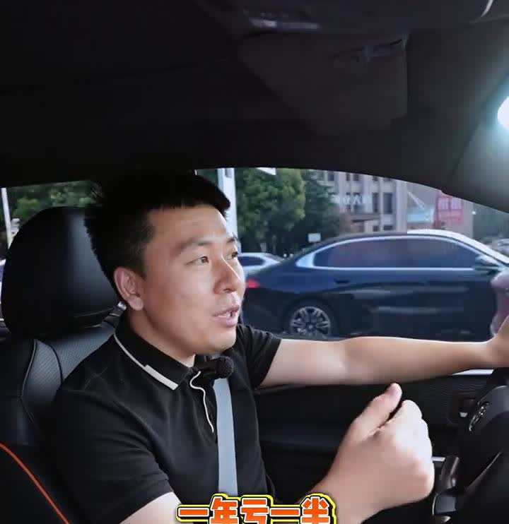 很多人问我丰田塞纳这个车子怎么样？其实这个已经是普通人能够到的商务车的天花板了。