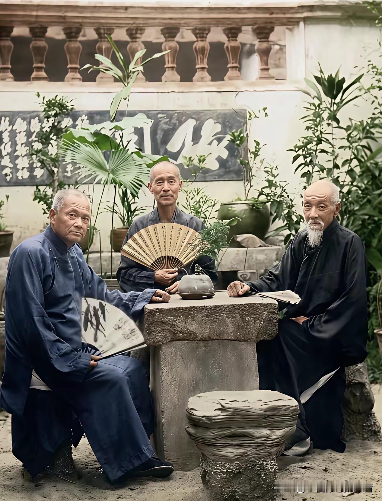 1938年春天，厦门失守前五天，弘一法师从厦门坐船到了漳州。他是去讲经的，没想到