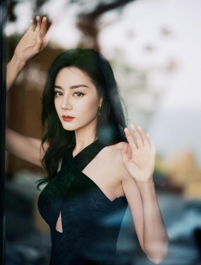 迪丽热巴的泳装照​​​
