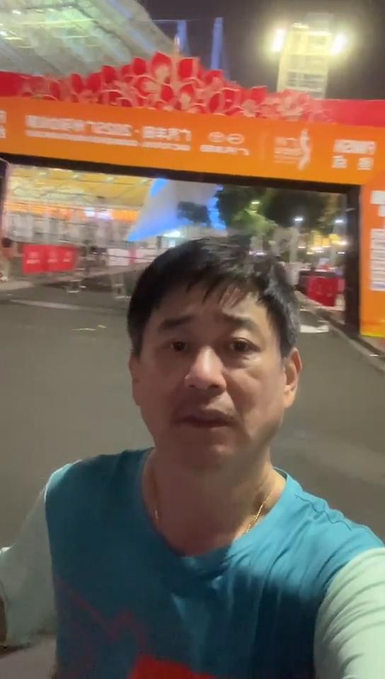 攀爬到广州马拉松的终点居然是这么简陋的一个人，能不能搞得漂亮点？