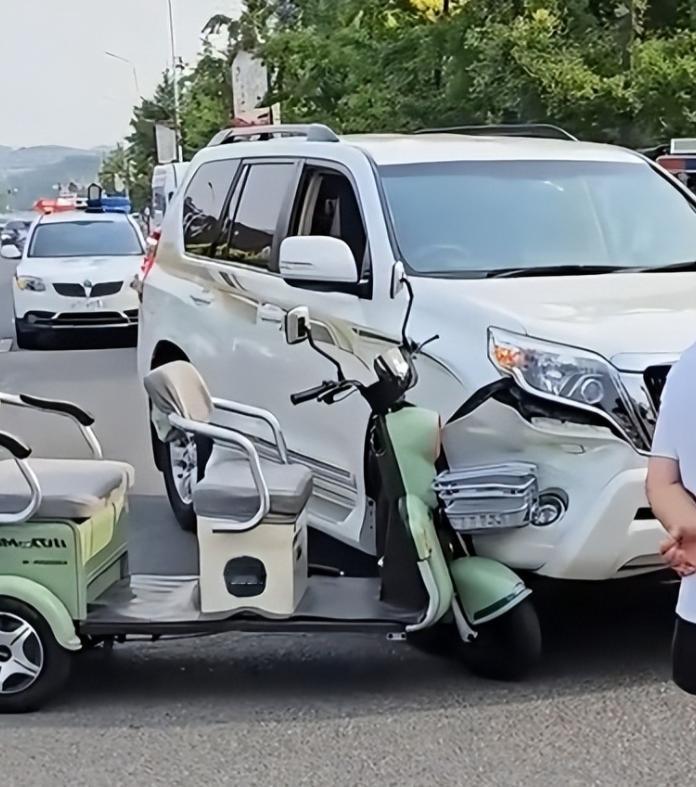江苏南通，一独居老人遭遇车祸到医院抢救无效死亡，侄孙为此垫付了医疗费、丧葬费。事