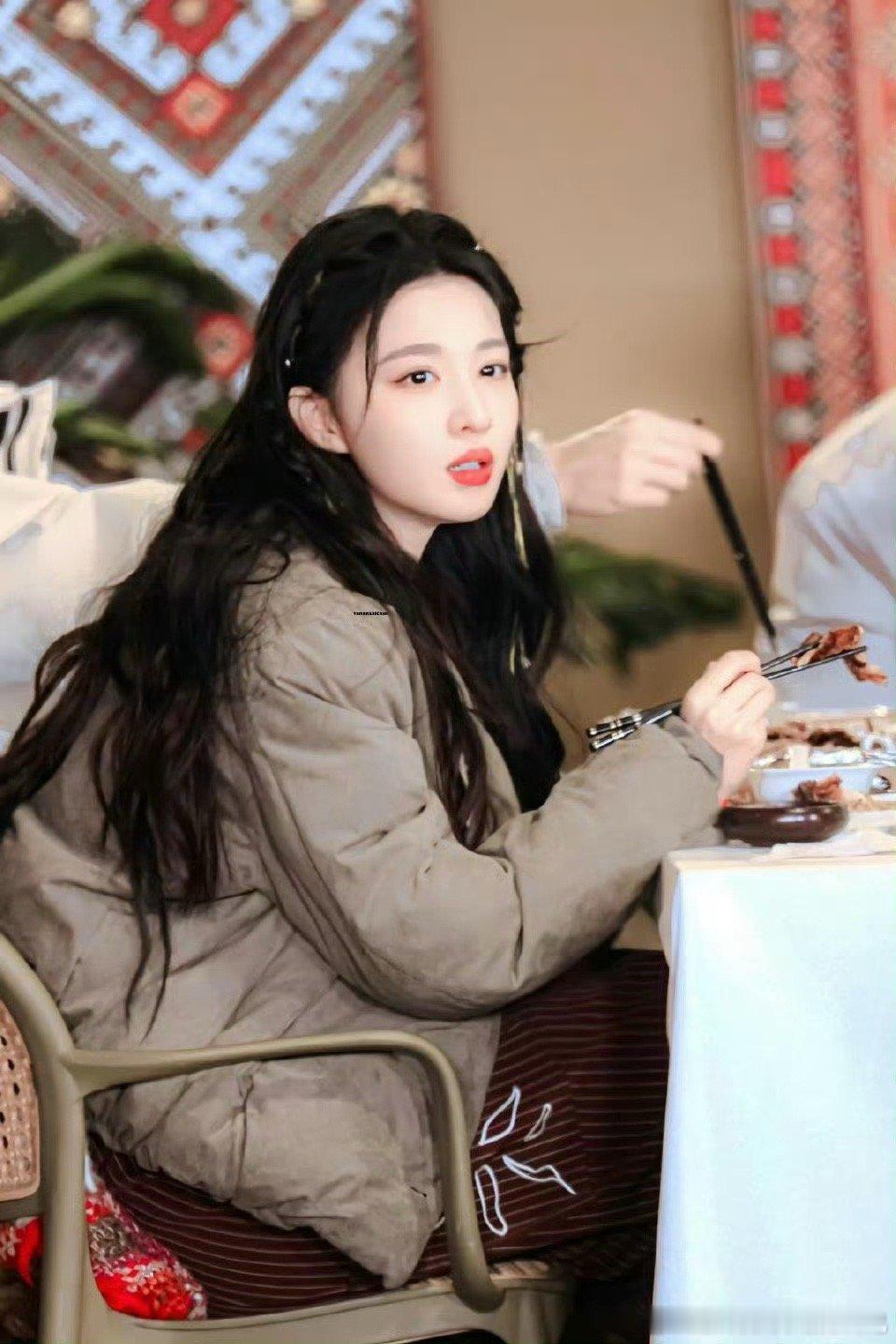 王楚然高度近视不做手术的原因原来是小时候看了电影觉得做手术很可怕哈哈哈哈这个楚