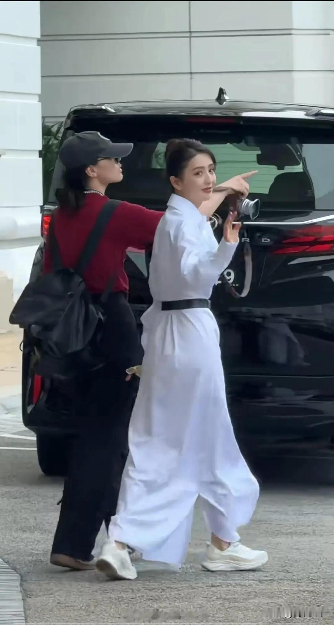 网友遇到一位女星，原来是佟丽娅！路人镜头下也很美啊