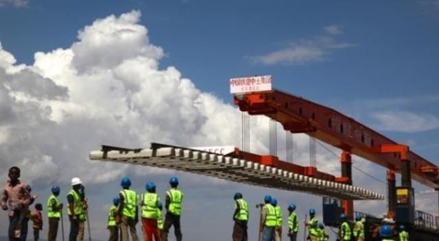 你敢信吗？非洲绝大多数的电网是中国拉的，90%以上的通信基站是中国建的，当地老百