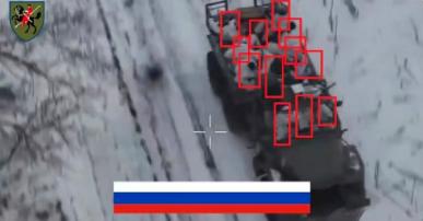 俄军司令部又开始蛮干，野蛮打法了！俄军乌拉尔敞篷卡车，坐满俄军步兵，就敢直接上前