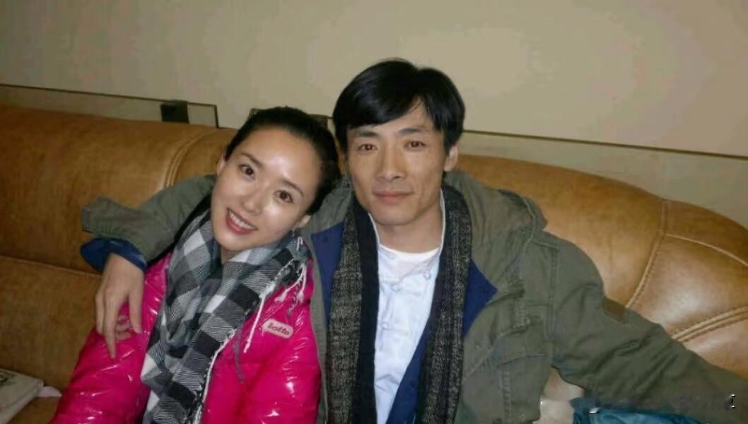 原来他们两个是96级北影表演班的同班同学，颜丹晨可能不是班上最美的，但绝对是最有