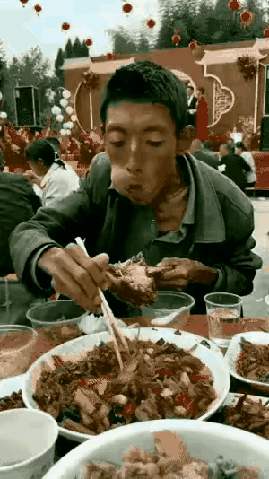 小伙子吃慢点别卡住，旁边美女看到都没食欲了。在菜里挑什么骨头？