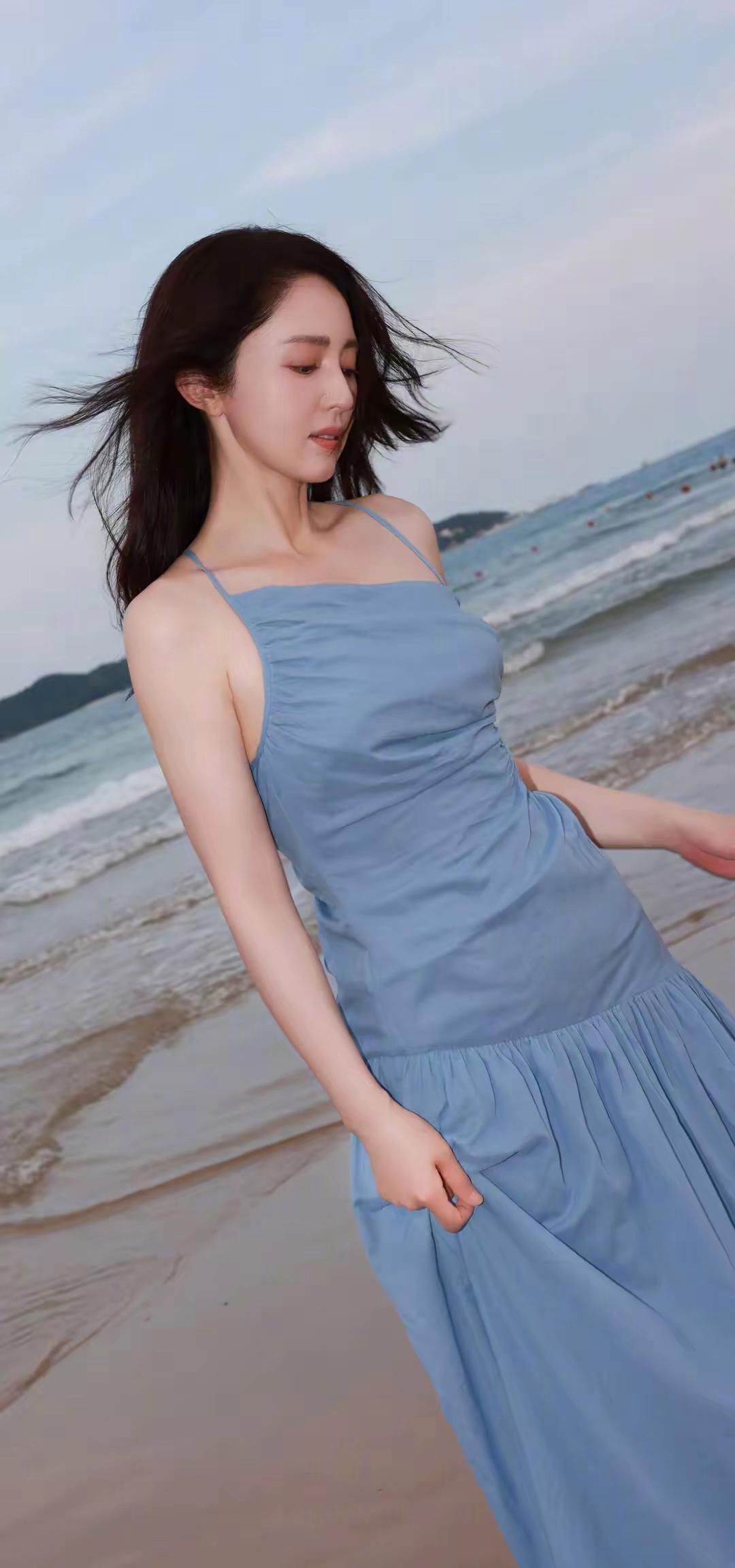 董璇45岁蓝吊带海边照太惊艳！岁月竟如此偏爱美人！
