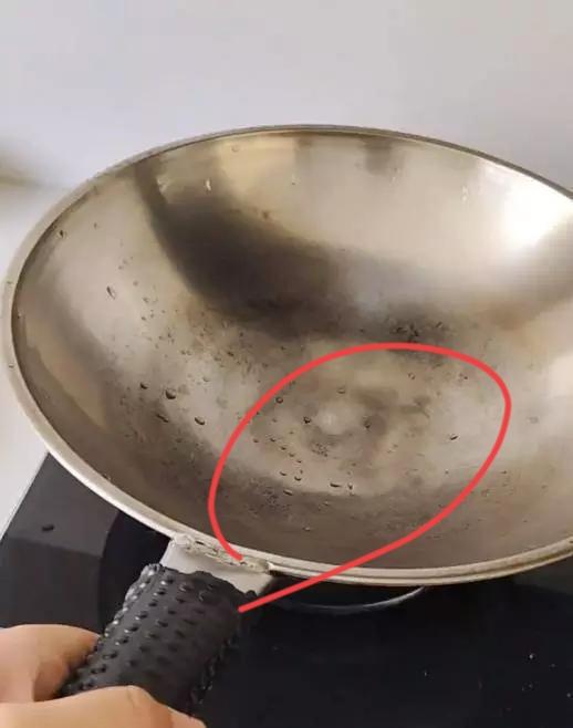 谁懂啊！一口铁锅用了二三十年不生锈还不粘锅这质量简直绝了！浙江女子从婆婆手