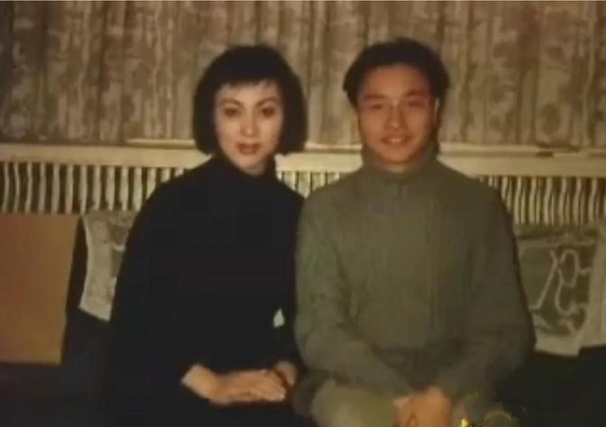 1992年，《霸王别姬》杀青宴上，张国荣喝了点酒，情绪有些激动，突然拍桌子站起来