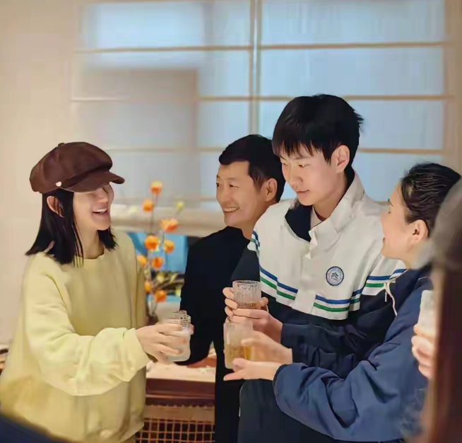 镜头下的谢娜一身黄色套装运动服亮相头戴棕色鸭舌帽照片中有谢娜的爸爸妈妈亮相，最