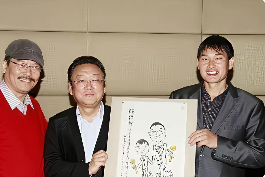 网传蒋大为嫌弃朱之文、不肯收徒，可照片里两人一同举着字画，场面十分融洽。传闻和