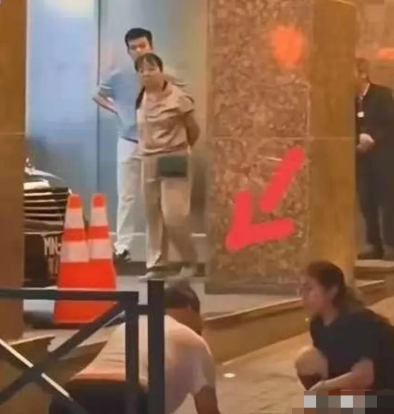 澳门赌场，内地男子输光50万后，竟对相识3天的友人施暴抢夺20万筹码，网友直呼：