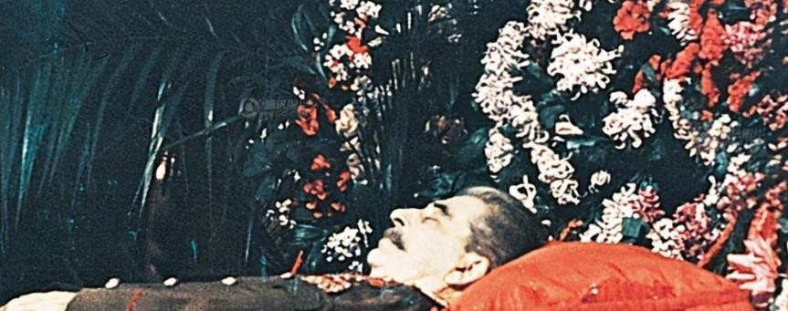 斯大林死后竟被挖坟换纽扣斯大林去世后，全国人民哭天抢地，