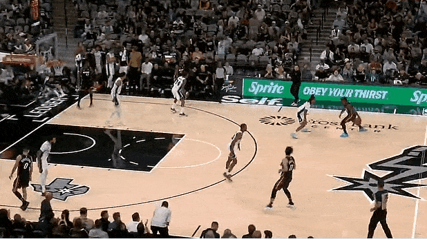 朋友们都来看看文班亚马打球啊,太厉害了,咋能有这么强的天赋技术还好人也低调努力,