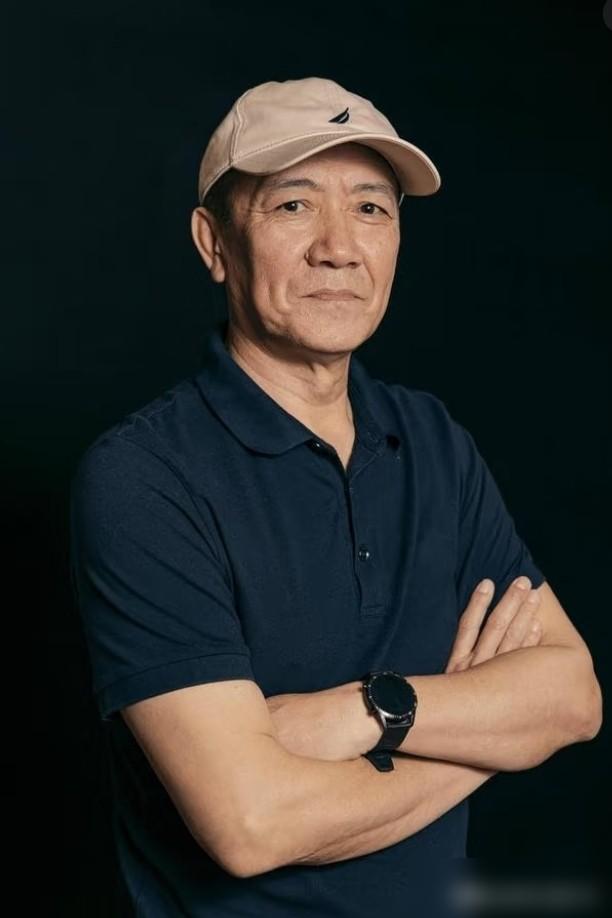 亮剑火了，李幼斌甩给发妻860万离了婚。谁能想到20年后，前妻竟然躲在漏雨的破仓