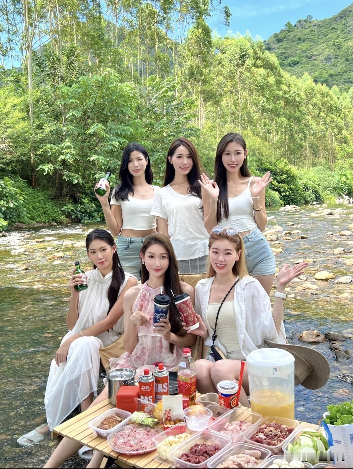 一位经济学教授说：“用权力泡女人，女人在你面前服服帖帖。用金钱泡女人，女人仍是满