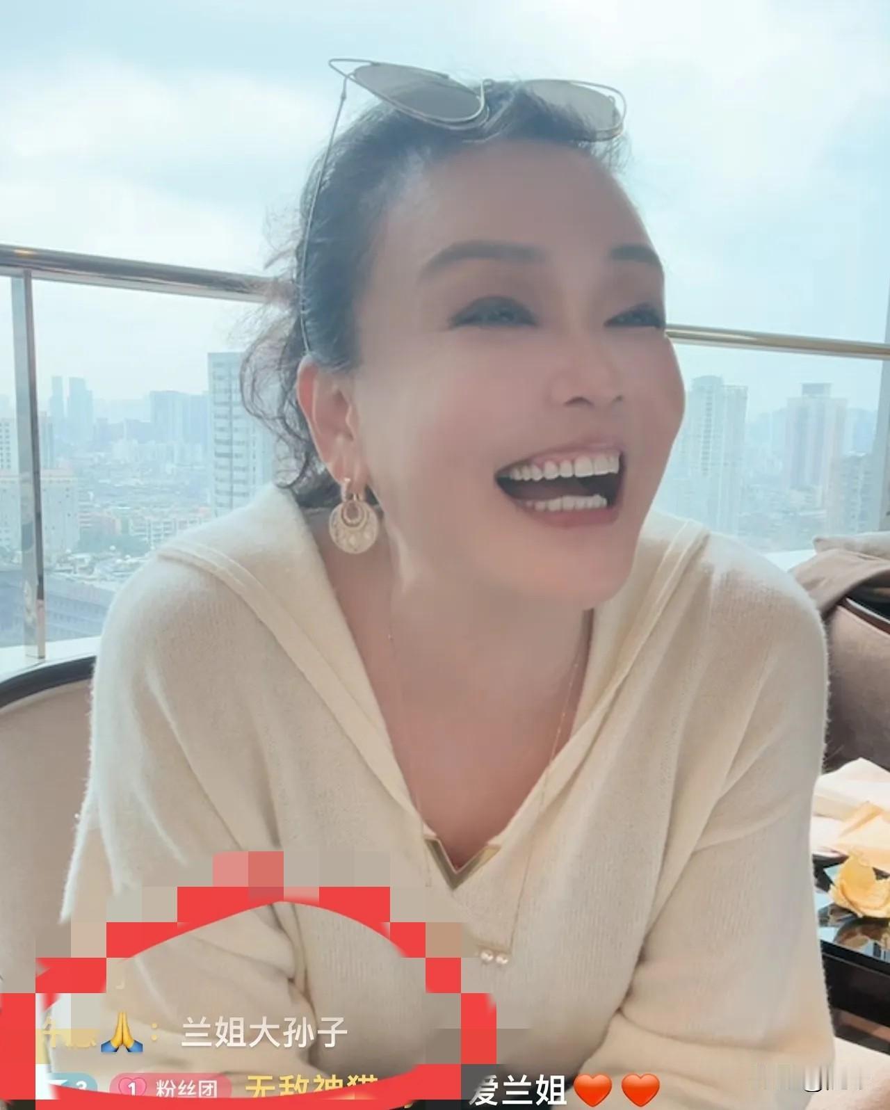 太搞笑了！小箖箖出面护奶奶！张兰直播，有黑宝宝说:还在这直播，都一把年纪了，没