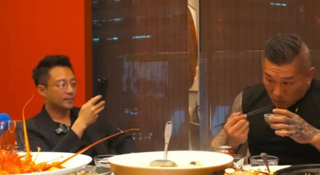 汪小菲请馆长去麻六记吃饭，汪小菲对馆长说，来了几天了？馆长说，三天了，每天都很