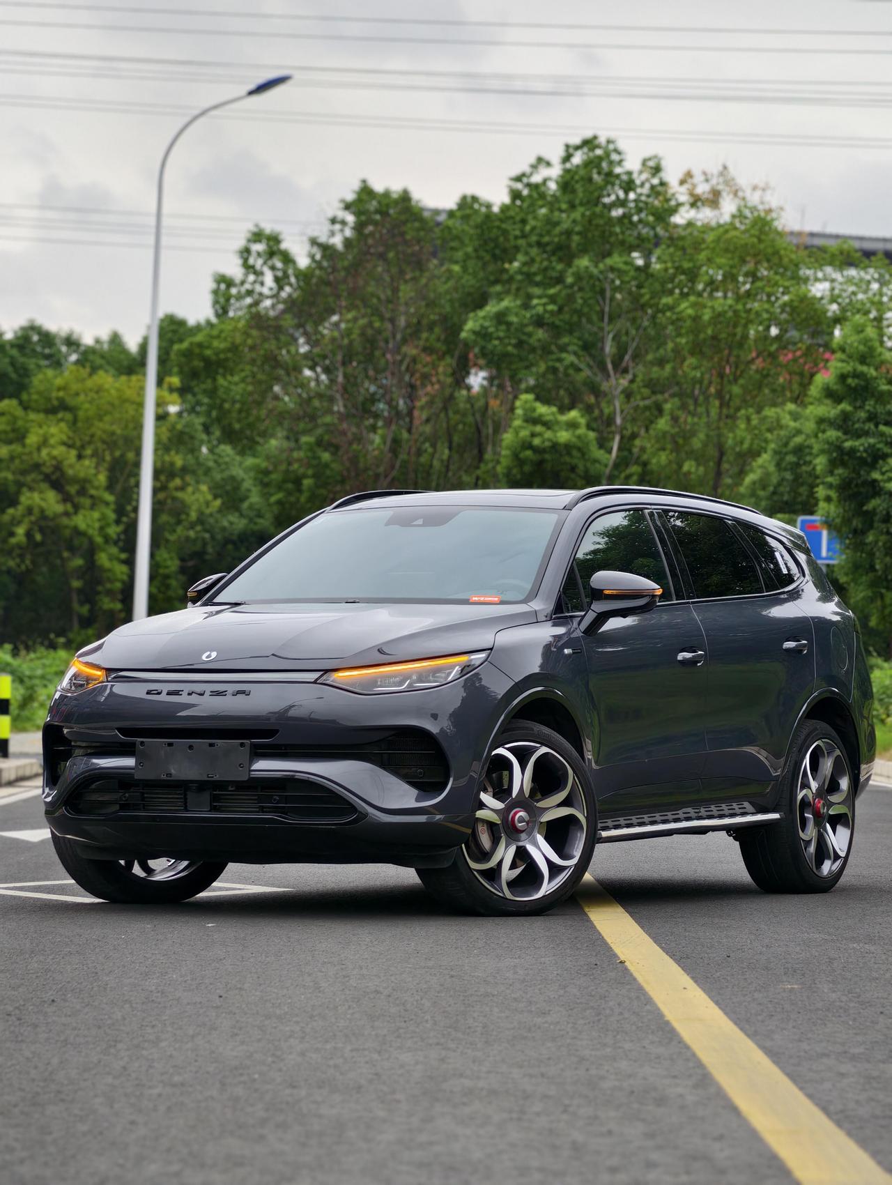 腾势XPHEV。本质上它就是一台比亚迪唐，蛮有意思的是它身上随处可见的奔驰LO