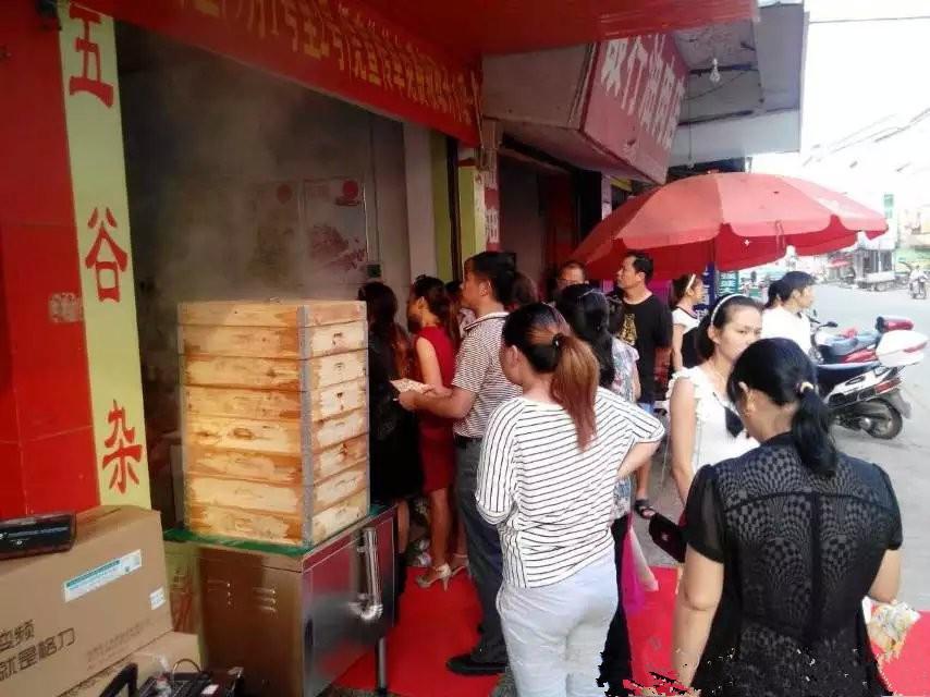 一个真实的案例，堂弟年前在广州接手了一家早餐店，他当时跟我讲的是，那边有很多人，