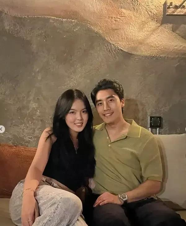 李咏去逝7年，女儿法图麦携男友高调亮相，一表人才，高大帅气，这下李咏可以放心了！