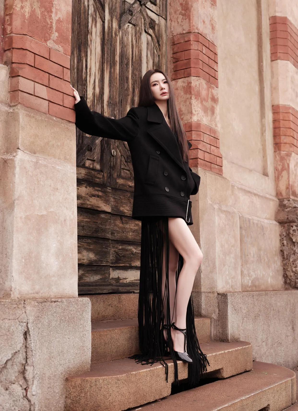 戚薇米兰街头造型太绝！黑衣配大长腿吸睛度拉满戚薇在米兰街头的这组大片太飒了