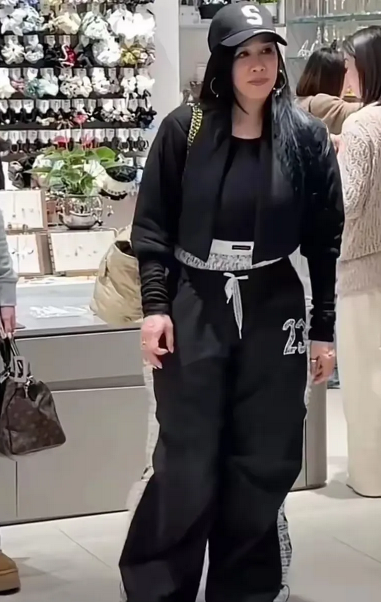 女神钟丽缇近照曝光，体格健壮，膀大腰圆的模样被指看着像有70公斤。