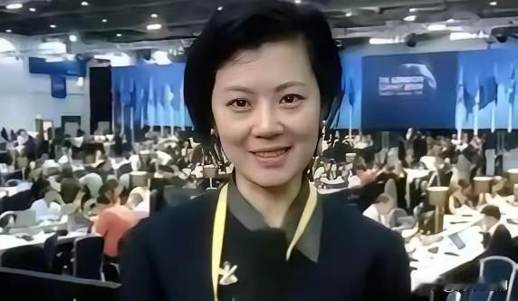 “我愿意放弃中国国籍，自愿加入英国。”前央视主持人姜丰在英国入籍文件上签下这行字