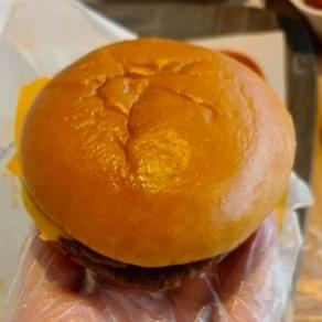 最近网上可热闹了，起因是一位网友买了个麦当劳汉堡，结果到手一看，好家伙，这汉堡小