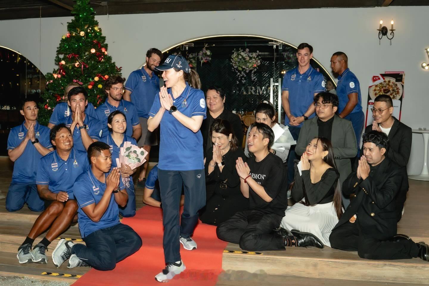 王室王室泰国王室素娘娘素娘娘在帆船比赛期间，应邀和酒店工作人员合影。