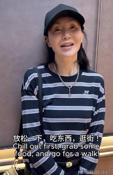 61岁张曼玉素颜逛上海街头，5万包包太扎眼！网友：这才是真女神