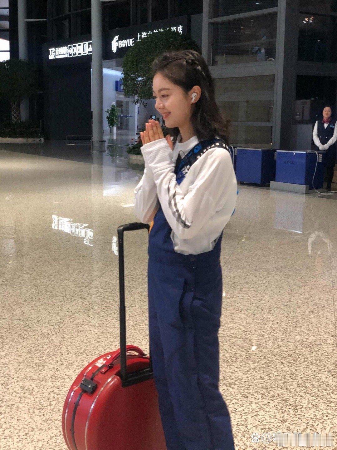 早期的赵今麦太灵了，五官精致又耐看，满满的青春灵气扑面而来