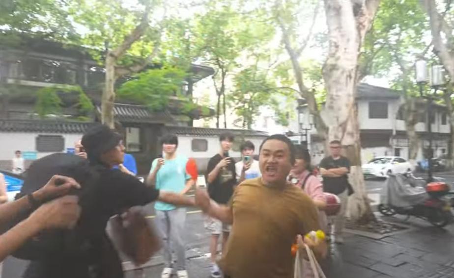 被大陆民众抗议“台独狗”馆长：台独狗怎么会来这里？馆长今天（14日）中