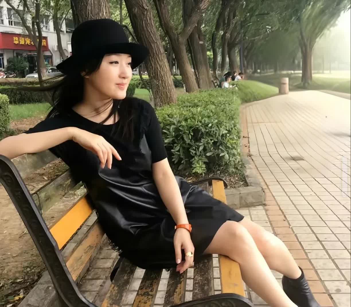 看到杨钰莹一个人独自坐在她的家乡吹风，突然感觉，单身也挺好，最起码可以享受到宁静