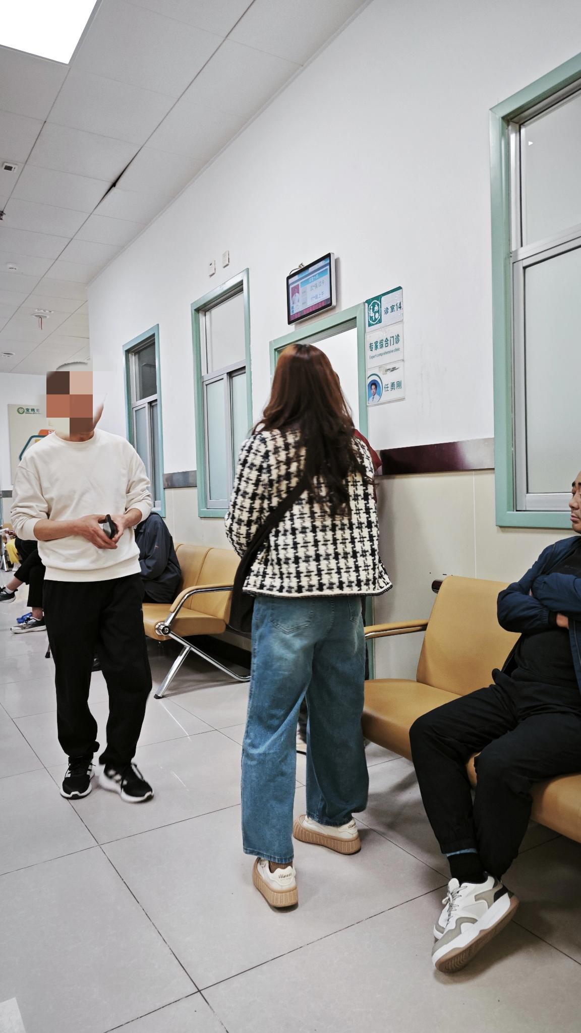 最近眼睛不舒服，右眼看东西有重影，今天一大早就来到医院想做个检查看看。医院的人是