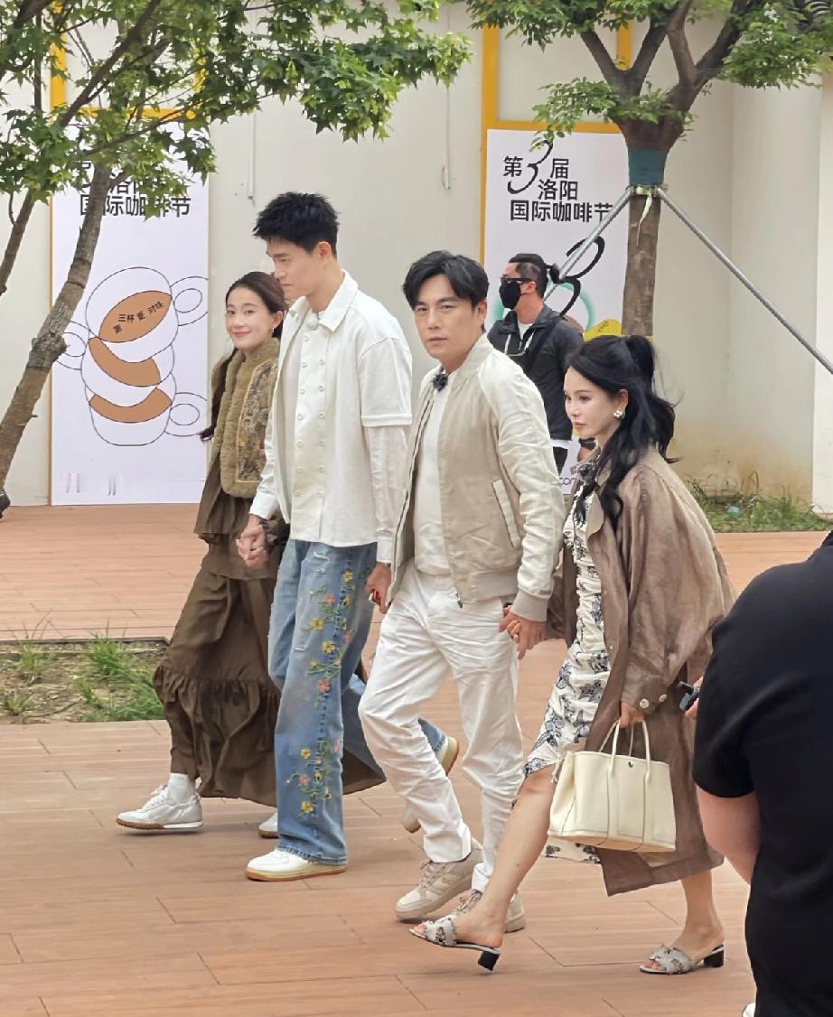 看到孙杨和伊能静的穿着打扮，顿觉自己的审美观该淘汰。原来所谓的时尚潮流是打破常