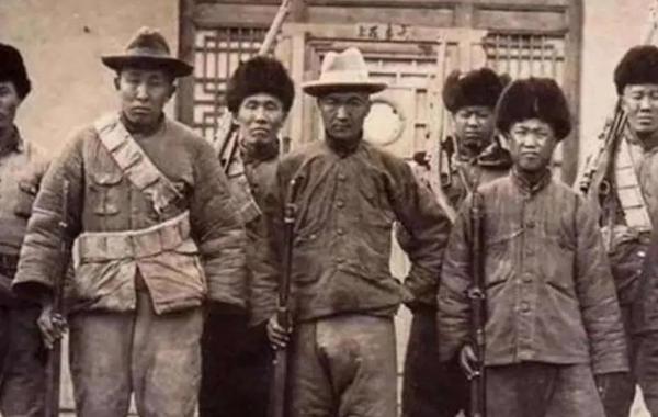 1950年国军中将诈降攻县城抓住18岁女兵剥衣游街，兵败后直接正法。1950年广