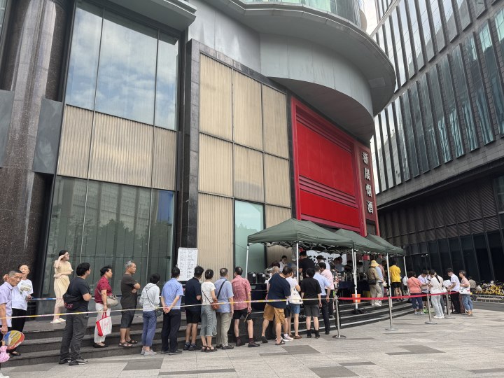 肉包限购3个, 卤鸭东坡肉半小时就卖光, 热火朝天的星级酒店外摆你吃过哪家?