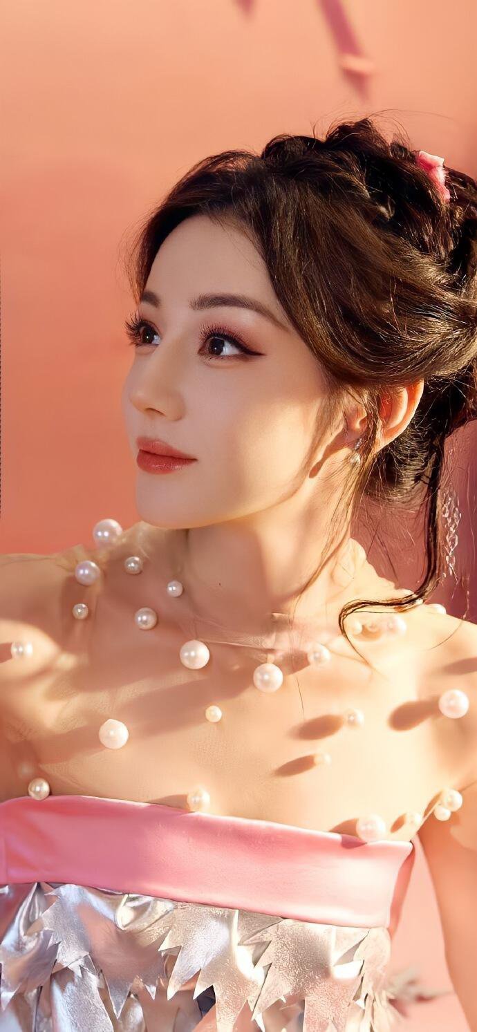 迪丽热巴像从童话里走出来的林间童话公主