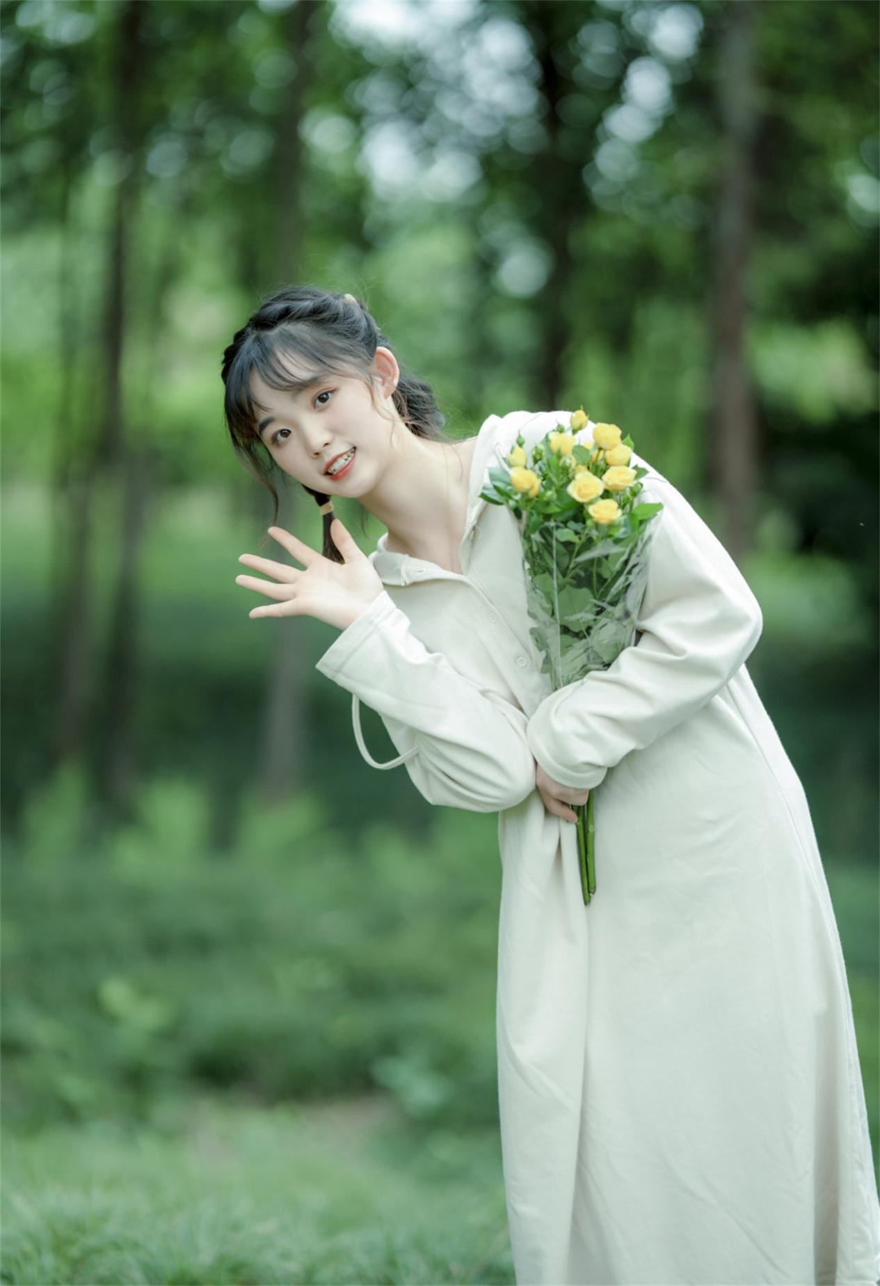 女领导突然放了个响屁，我觉得我表现的机会来了，于是自告奋勇地说道：不好意思，今天