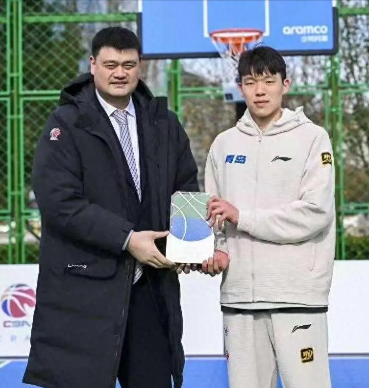 记者：姚明希望你比他厉害！杨瀚森：你这样说我都不知该咋接话了记者：你与姚明