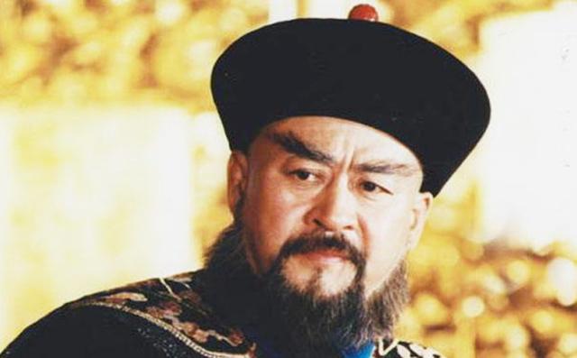 对于鳌拜，雍正是认可的，乾隆却死活不接受。鳌拜不能说没功，当年要不是他和索尼硬